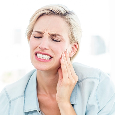 A lady In Pain Needs Emergency Dentist